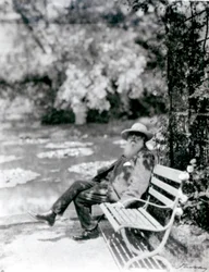 Claude Monet (1841-1926) in zijn tuin in Giverny